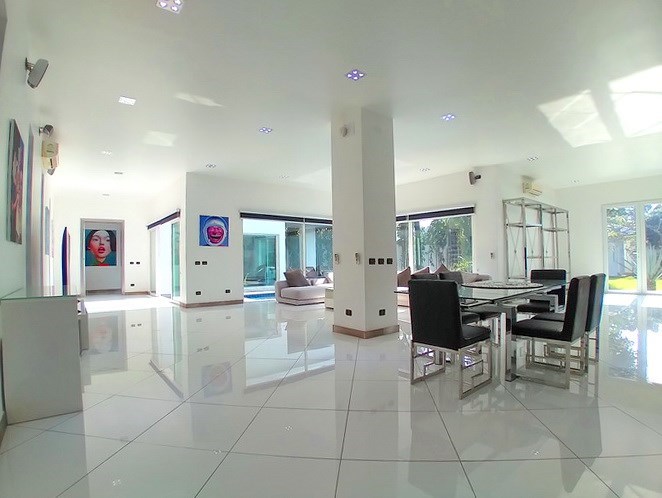House for sale Jomtien showing the dining and living areas House for sale Jomtien showing the dining and living areas