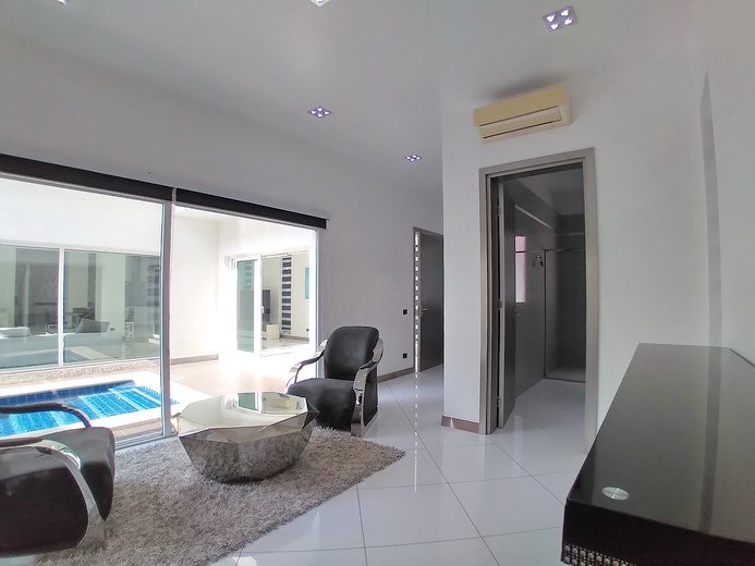 House for sale Jomtien showing the fifth bedroom suite House for sale Jomtien showing the fifth bedroom suite