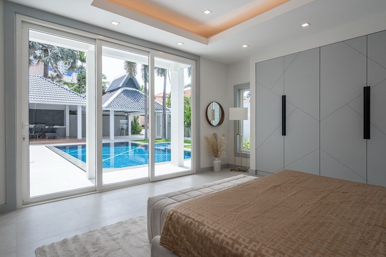 House for sale Jomtien showing the first bedroom poolside House for sale Jomtien showing the first bedroom poolside