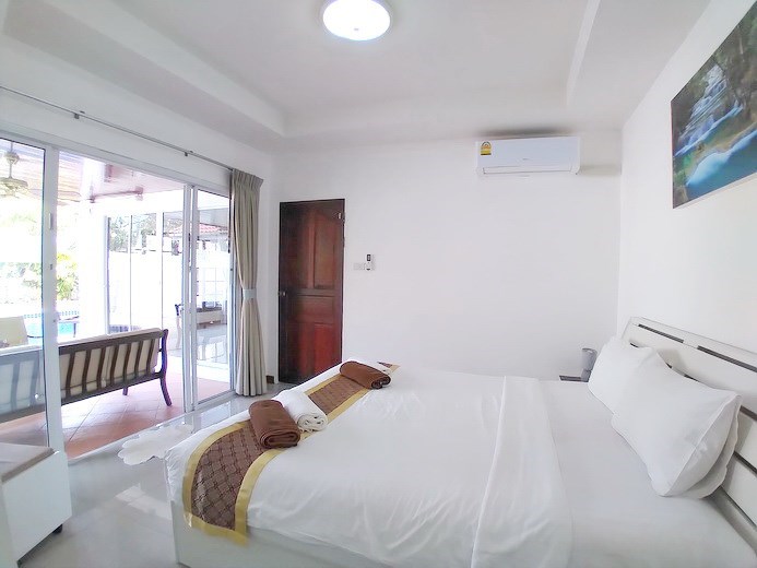 House for sale Jomtien showing the fourth bedroom pool view House for sale Jomtien showing the fourth bedroom pool view
