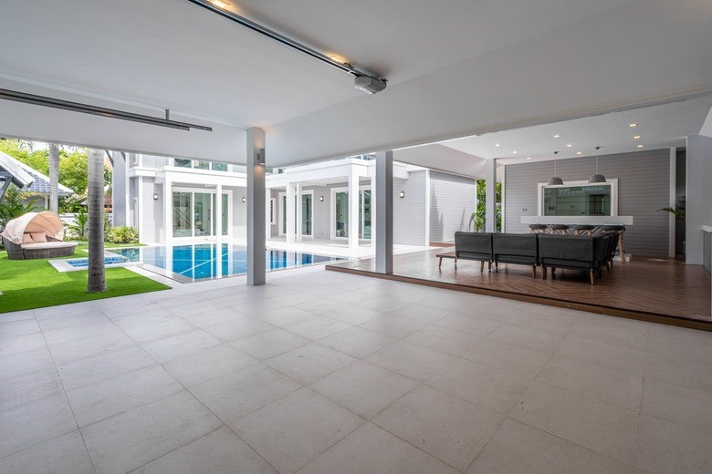 House for sale Jomtien showing the garage and BBQ area House for sale Jomtien showing the garage and BBQ area