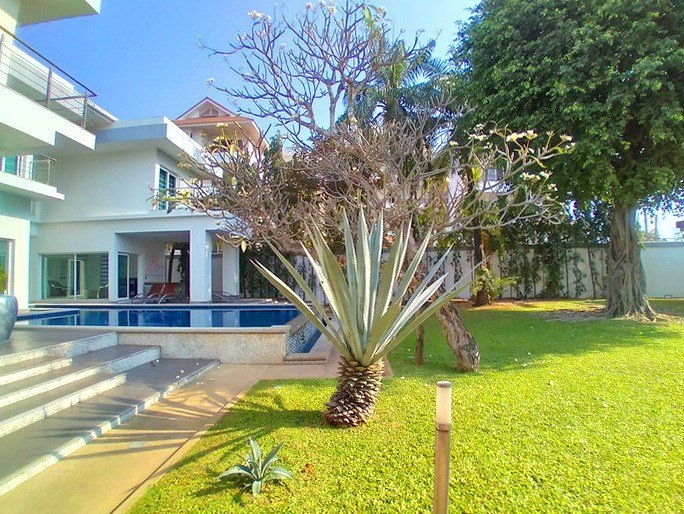 House for sale Jomtien showing the garden and pool House for sale Jomtien showing the garden and pool