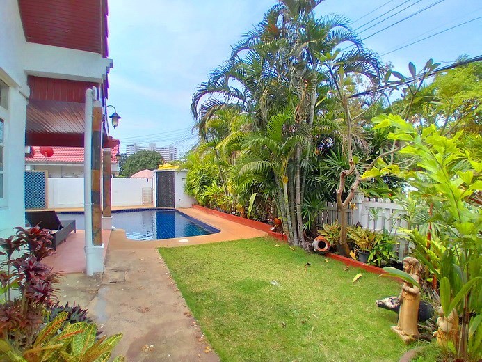 House for sale Jomtien showing the garden and pool House for sale Jomtien showing the garden and pool
