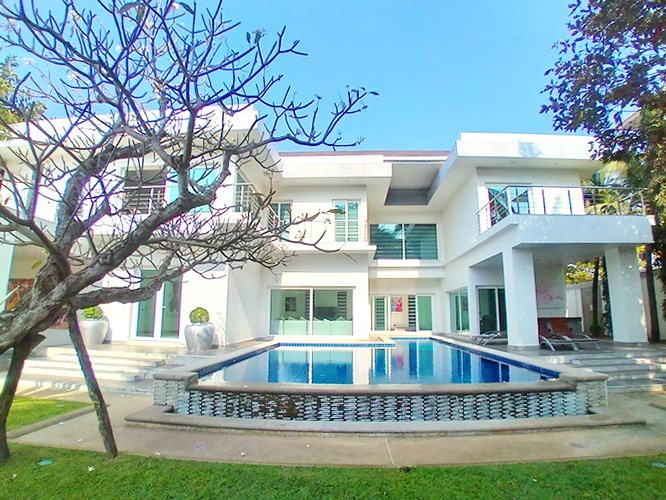 House for sale Jomtien showing the house and pool House for sale Jomtien showing the house and pool