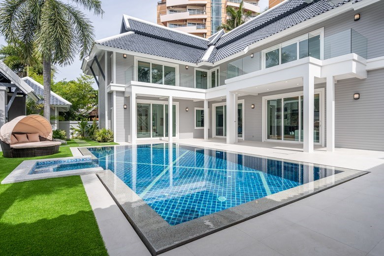 House for sale Jomtien showing the house and pool House for sale Jomtien showing the house and pool