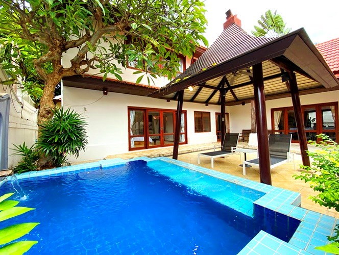 House for sale Jomtien showing the house and pool 