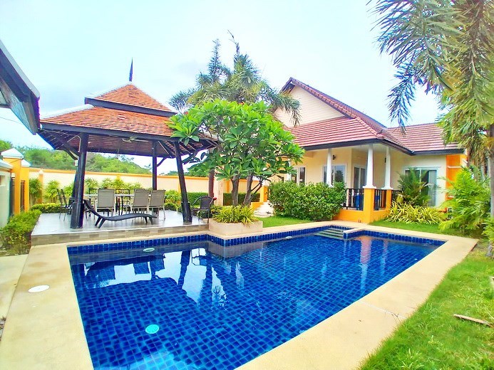 House for sale Pattaya showing the house, garden and pool House for sale Pattaya showing the house, garden and pool