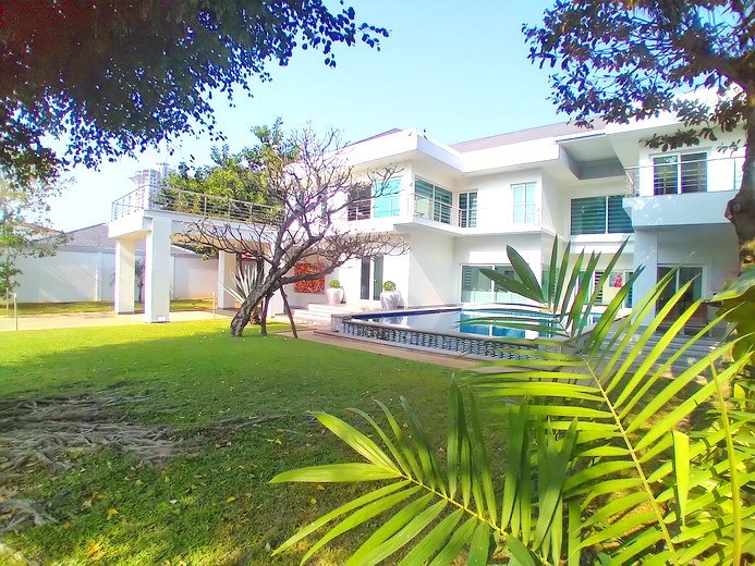 House for sale Jomtien showing the house, garden and terrace House for sale Jomtien showing the house, garden and terrace