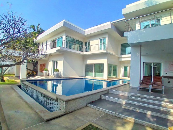 House for sale Jomtien showing the house, pool and covered terrace House for sale Jomtien showing the house, pool and covered terrace
