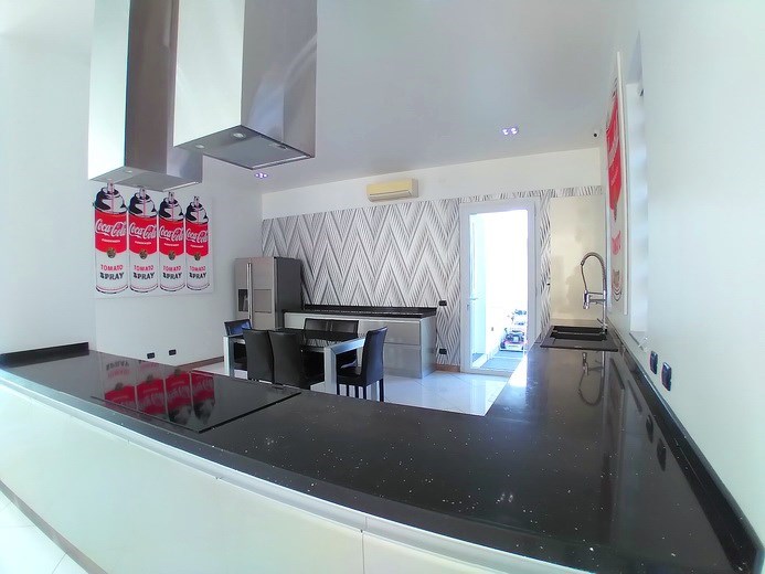 House for sale Jomtien showing the kitchen House for sale Jomtien showing the kitchen