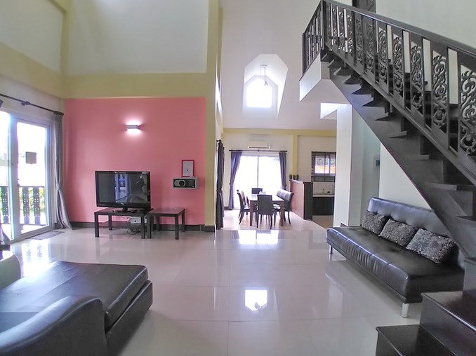 House for sale Pattaya showing the living and dining areas House for sale Pattaya showing the living and dining areas