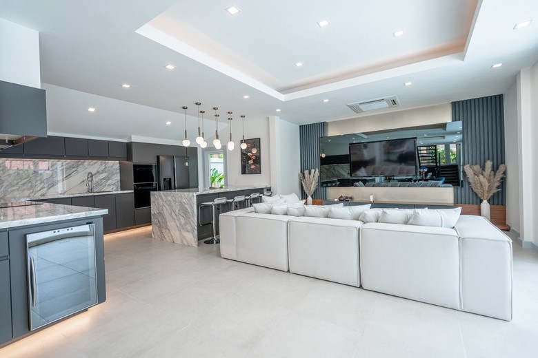House for sale Jomtien showing the living and kitchen areas House for sale Jomtien showing the living and kitchen areas