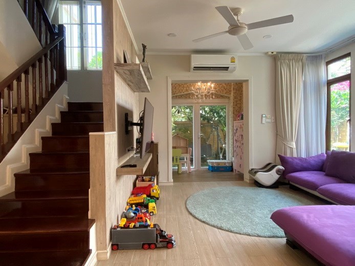 House for sale Jomtien showing the living area and staircase House for sale Jomtien showing the living area and staircase