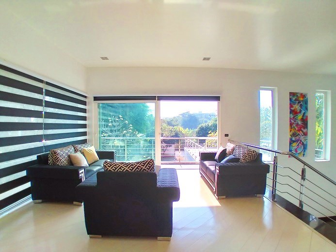 House for sale Jomtien showing the living area and balcony House for sale Jomtien showing the living area and balcony