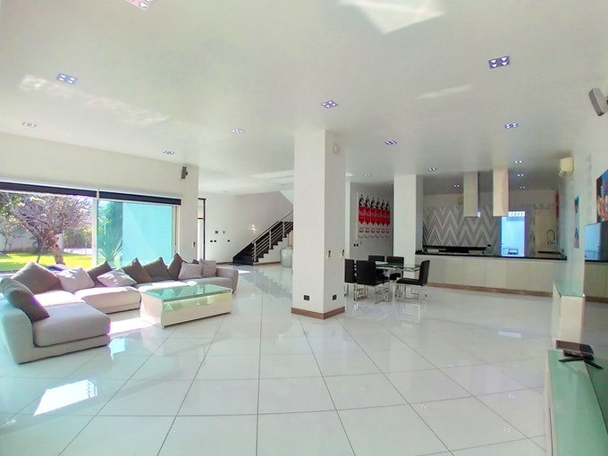 House for sale Jomtien showing the living, dining and kitchen areas House for sale Jomtien showing the living, dining and kitchen areas