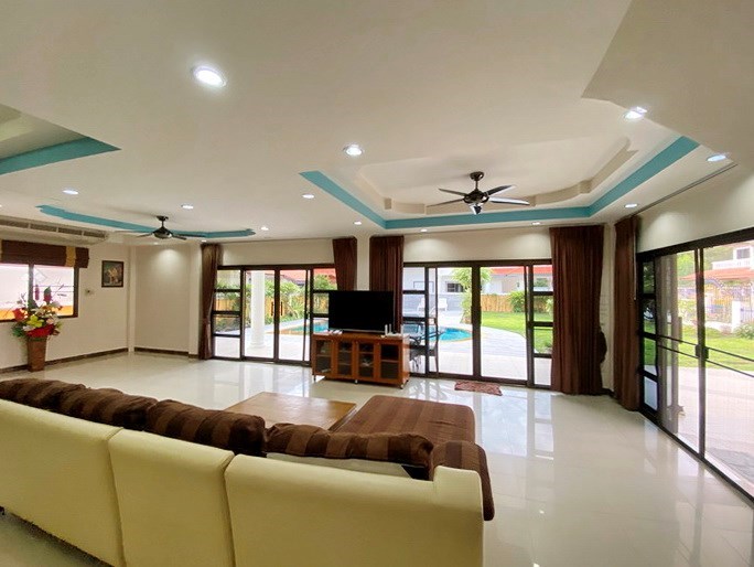 House for sale Jomtien showing the living room 