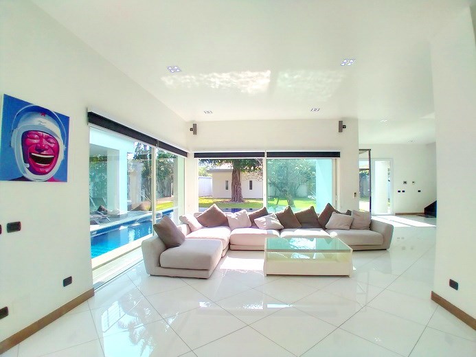 House for sale Jomtien showing the living room pool view House for sale Jomtien showing the living room pool view
