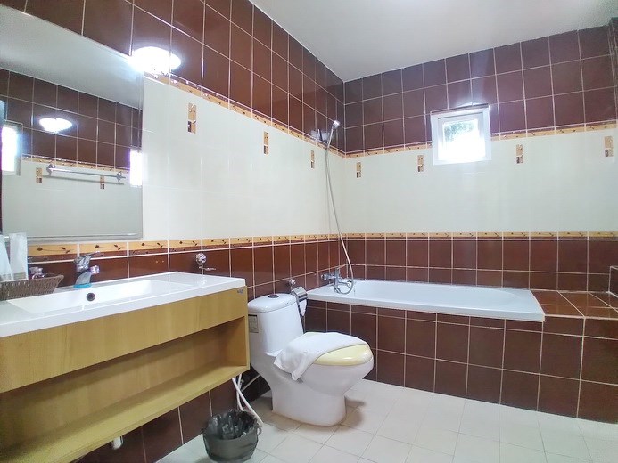 House for sale Pattaya showing the master bathroom House for sale Pattaya showing the master bathroom