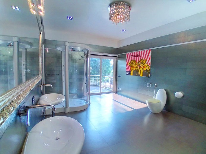 House for sale Jomtien showing the master bathroom and balcony House for sale Jomtien showing the master bathroom and balcony
