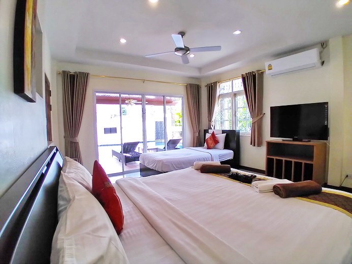 House for sale Jomtien showing the master bedroom pool view House for sale Jomtien showing the master bedroom pool view