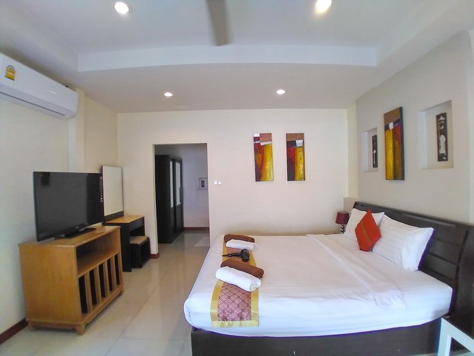House for sale Jomtien showing the master bedroom suite House for sale Jomtien showing the master bedroom suite