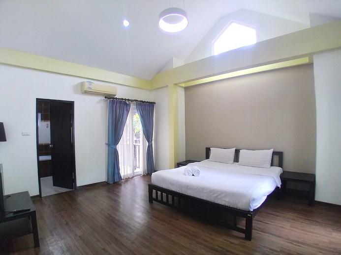House for sale Pattaya showing the master bedroom suite House for sale Pattaya showing the master bedroom suite