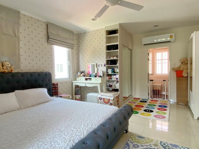 House for sale Jomtien showing the master bedroom suite House for sale Jomtien showing the master bedroom suite