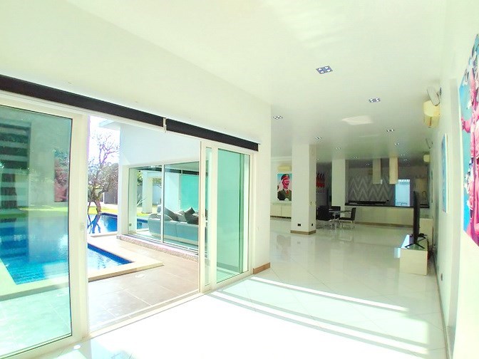 House for sale Jomtien showing the open plan concept and poolside terrace House for sale Jomtien showing the open plan concept and poolside terrace