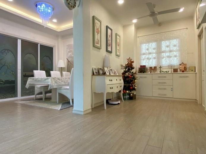 House for sale Jomtien showing the open plan dining area House for sale Jomtien showing the open plan dining area