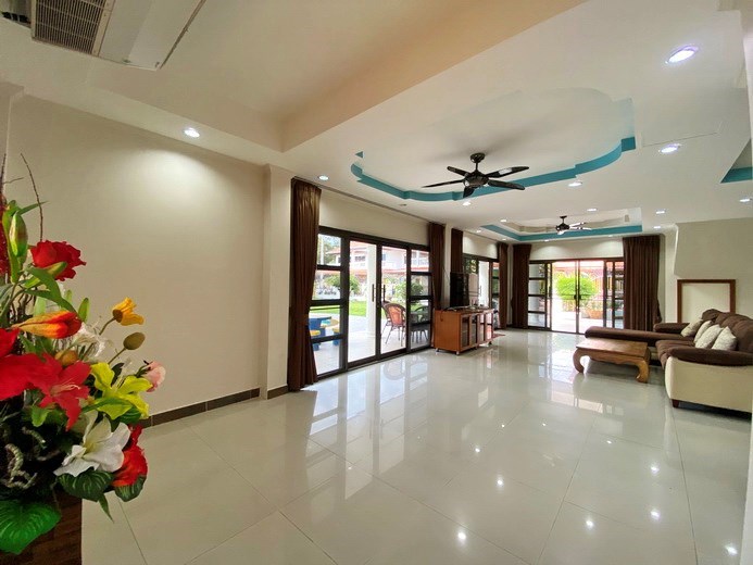 House for sale Jomtien showing the open plan living area 