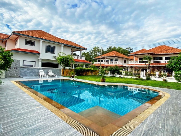 House for sale Jomtien showing the private pool and poolside terrace 