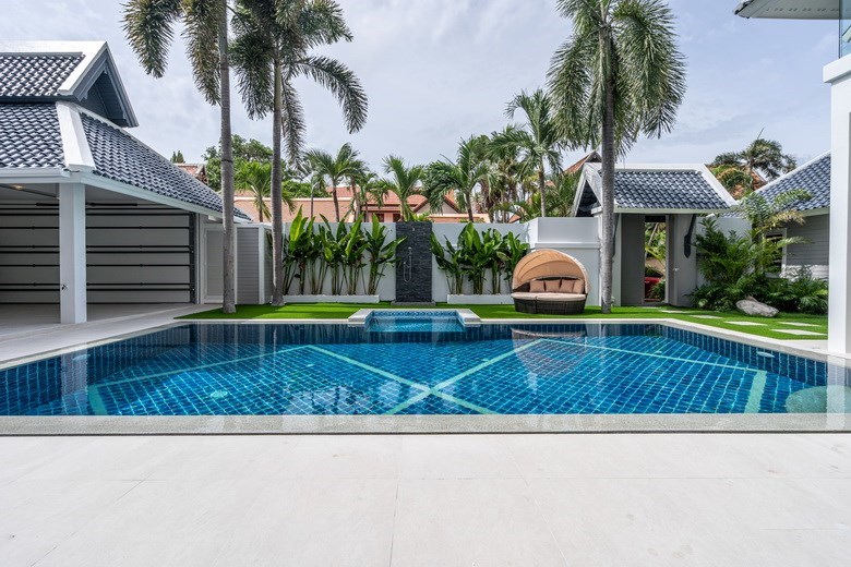 House for sale Jomtien showing the pool and poolside shower House for sale Jomtien showing the pool and poolside shower
