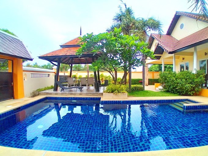 House for sale Pattaya showing the pool, garden and sala House for sale Pattaya showing the pool, garden and sala