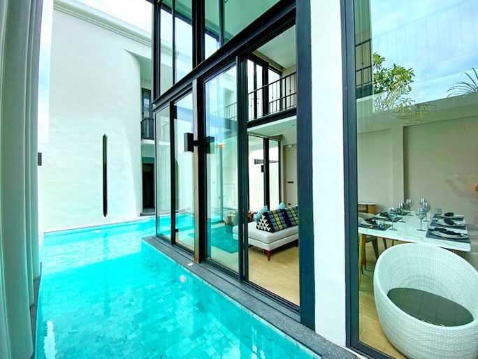 House for sale Jomtien showing the poolside terrace 