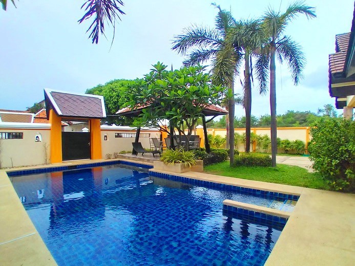 House for sale Pattaya showing the private pool House for sale Pattaya showing the private pool