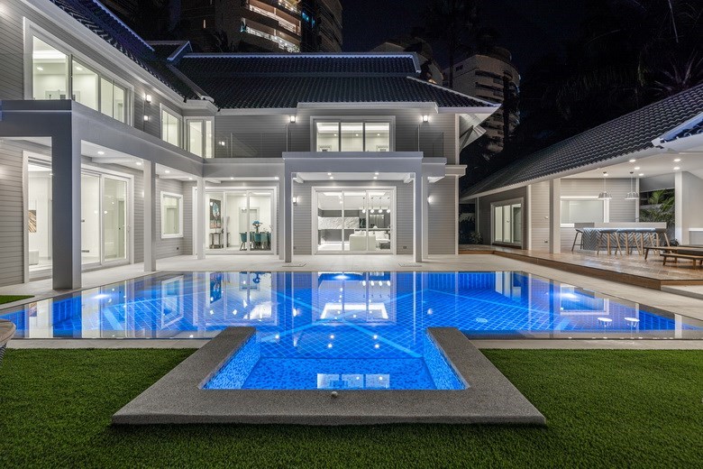 House for sale Jomtien showing the private pool night time House for sale Jomtien showing the private pool night time