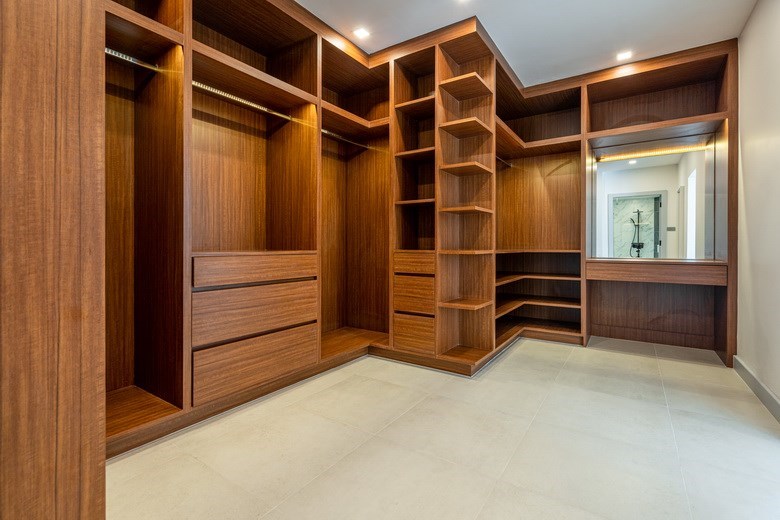 House for sale Jomtien showing the walk-in wardrobes House for sale Jomtien showing the walk-in wardrobes
