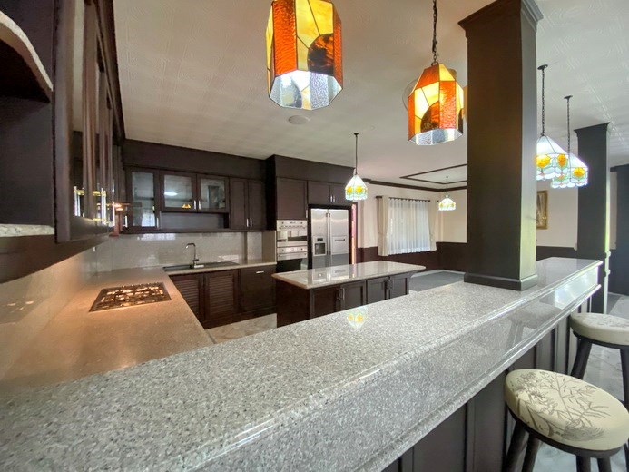 House for sale Mabprachan Pattaya showing the breakfast bar 