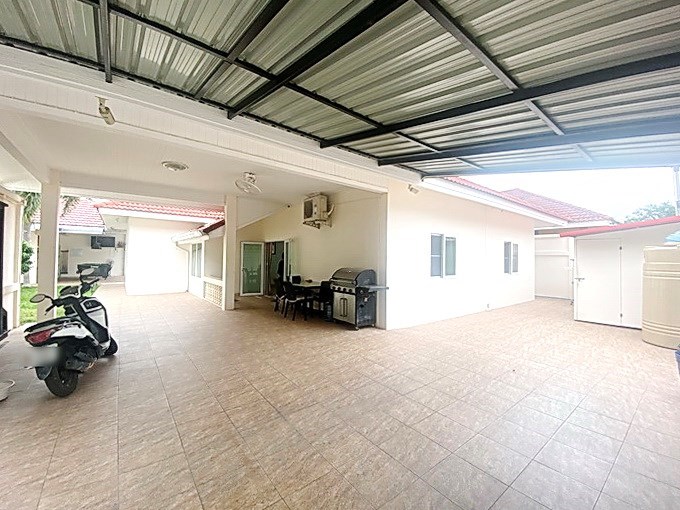 House for sale Mabprachan Pattaya showing the carport and storeroom 