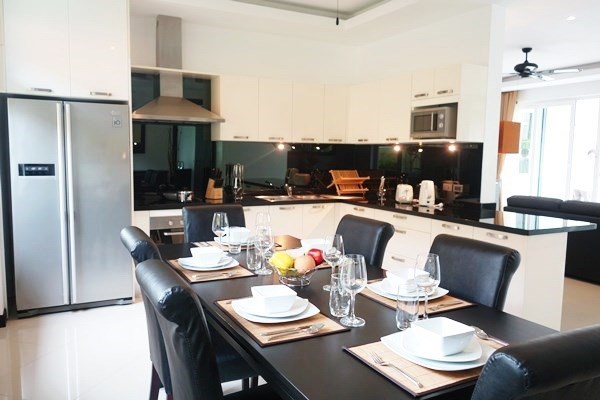 House for sale East Pattaya showing the dining and kitchen areas 