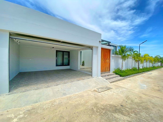 House for sale Mabprachan Pattaya showing the house and garage 