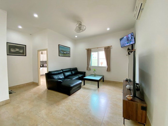 House for sale Mabprachan Pattaya showing the living room 