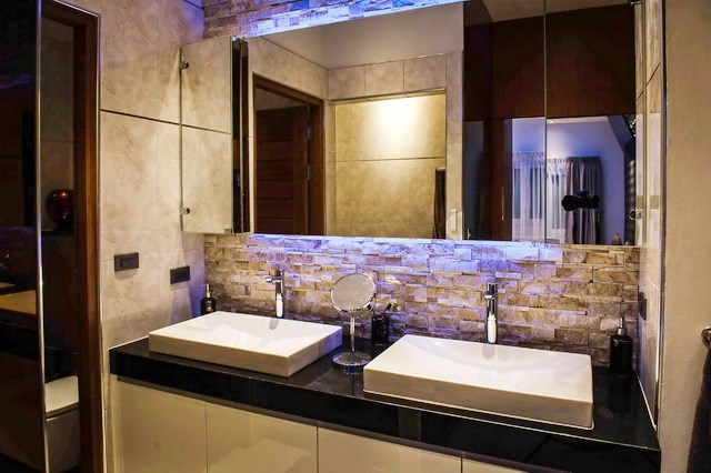 House for sale Mabprachan Pattaya showing the master bathroom