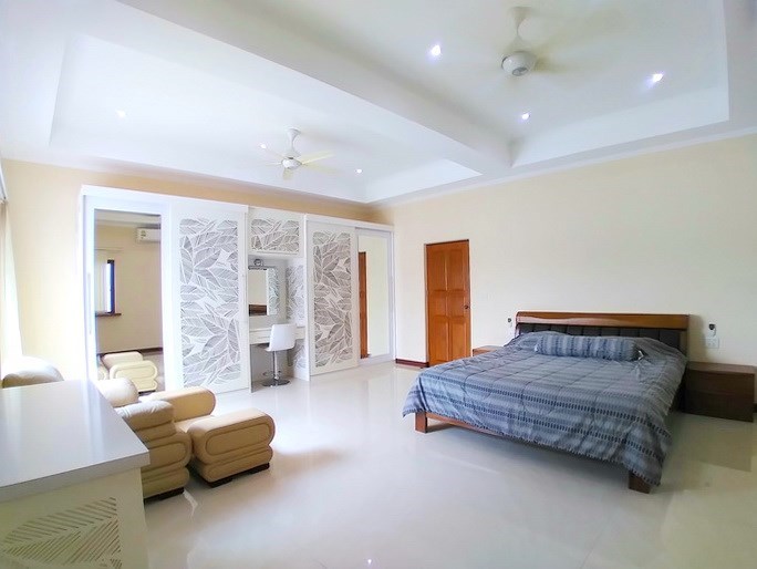 House for sale Mabprachan Pattaya showing the master bedroom 