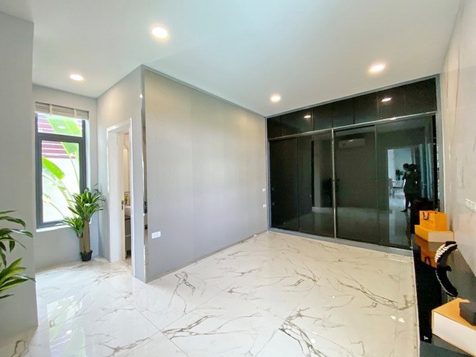 House for sale Mabprachan Pattaya showing the master bedroom and built-in wardrobes 
