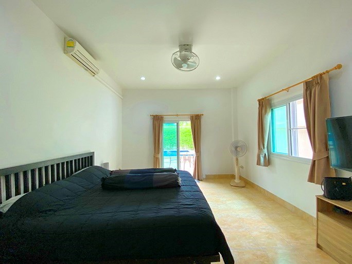 House for sale Mabprachan Pattaya showing the master bedroom with pool view 