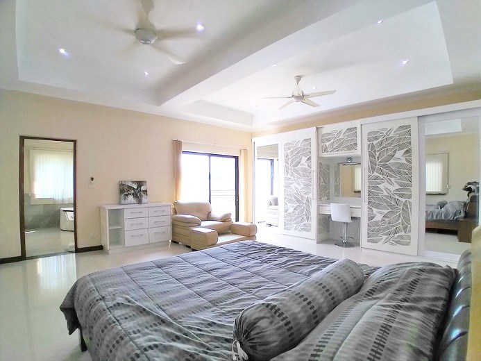 House for sale Mabprachan Pattaya showing the master bedroom suite 