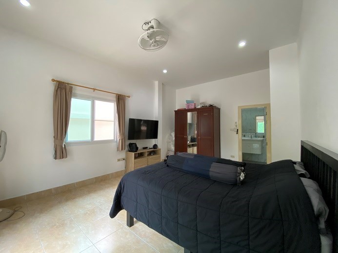 House for sale Mabprachan Pattaya showing the master bedroom suite 