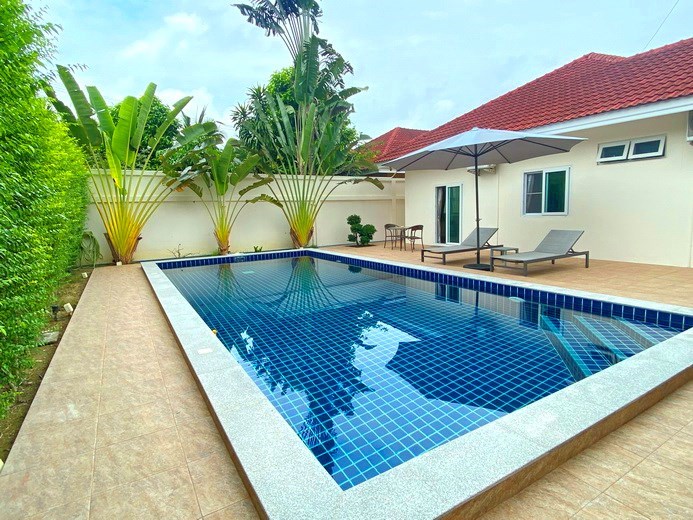 House for sale Mabprachan Pattaya showing the pool and terrace 