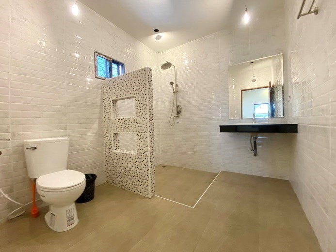 House for sale Mabprachan Pattaya showing the second bathroom